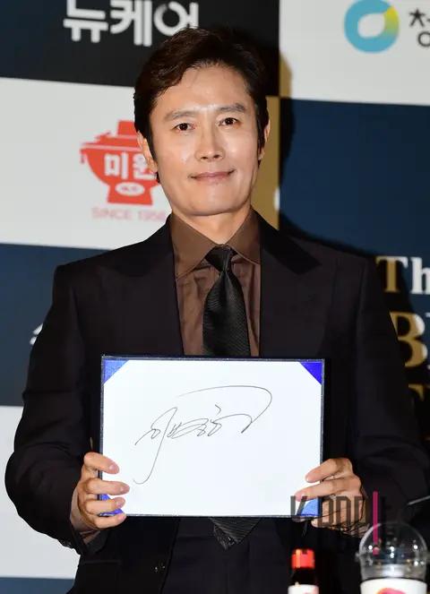 Lee Byung-hun — Blue Dragon Film Awards Handprinting