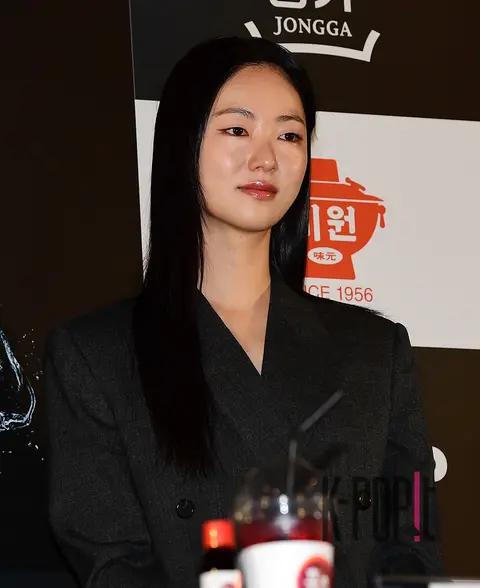 Jeon Yeo-bin — Blue Dragon Film Awards Handprinting