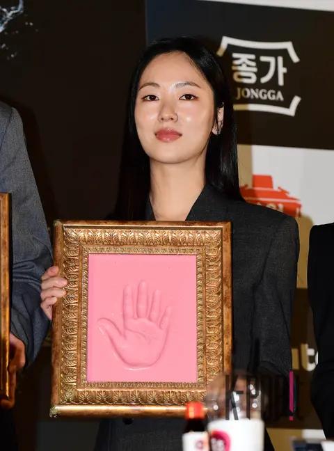 Jeon Yeo-bin — Blue Dragon Film Awards Handprinting