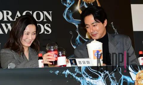 Jung Yu-mi, Jo In-sung — Blue Dragon Film Awards Handprinting