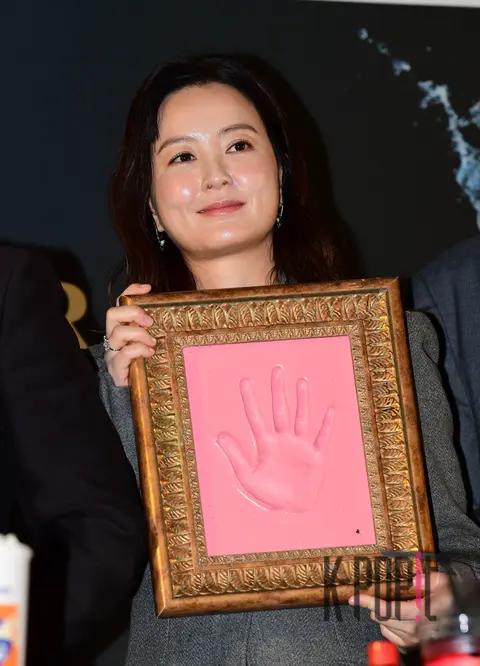 Jung Yu-mi — Blue Dragon Film Awards Handprinting