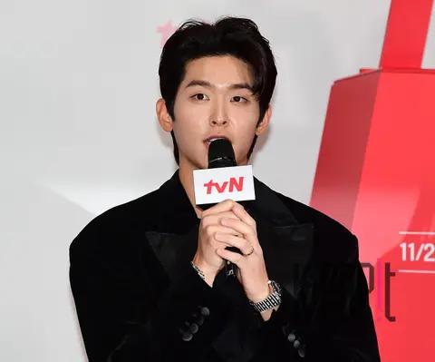 Lee Si-woo — Love on a Single Plank Bridge Production Briefing