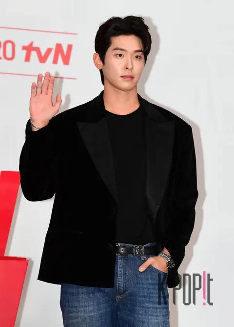 Lee Si-woo — Love on a Single Plank Bridge Production Briefing