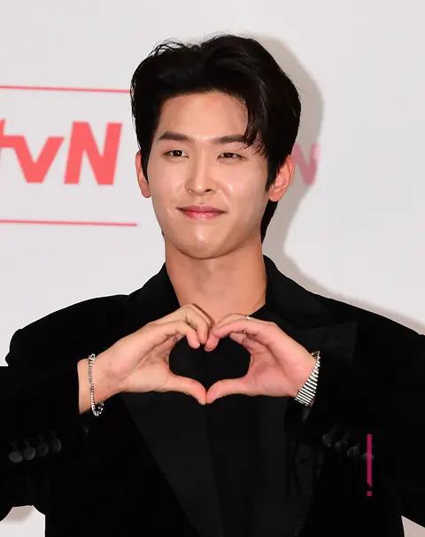 Lee Si-woo — Love on a Single Plank Bridge Production Briefing
