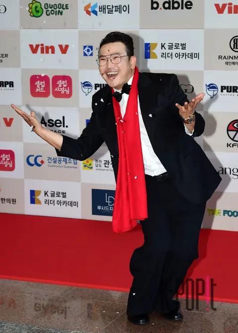 Ding Dong — Golden Photography Awards Red Carpet