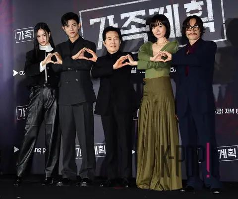 Bae Doo-na, Ryoo Seung-bum, Baek Yoon-sik, Lomon, Lee Soo-hyun — Family Plan Production Briefing