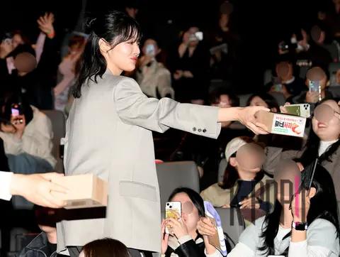 Cha Joo-young — Lobby Stage Greeting