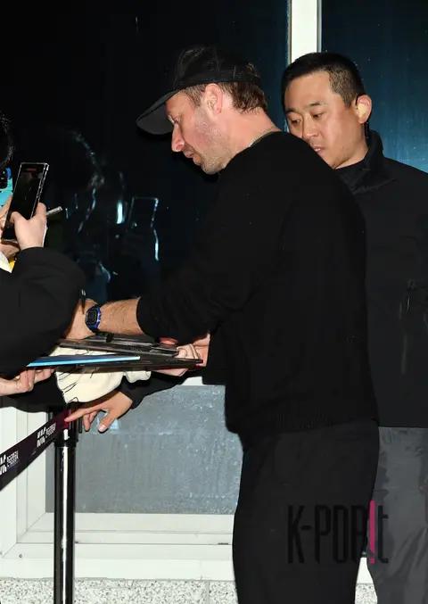 Chris Martin (Coldplay) — Airport