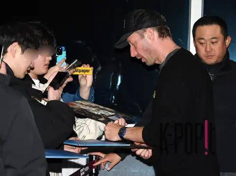 Chris Martin (Coldplay) — Airport