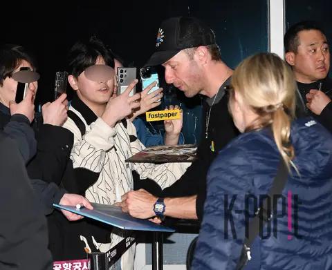 Chris Martin (Coldplay) — Airport