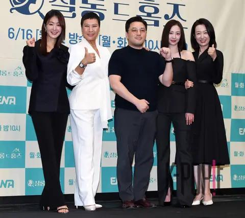 Lee Si-young, Jung Young-ju, Kim Da-som, Nam Kiae, Director Min Jin-ki — Salon de Homes Production Briefing