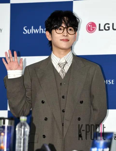 Lim Si-wan — Blue Dragon Series Awards Handprinting