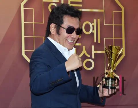 Kim Bo-sung — Korean Wave Entertainment Awards Red Carpet — 2025-07-05