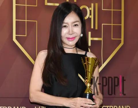 Park Jun-geum — Korean Wave Entertainment Awards Red Carpet