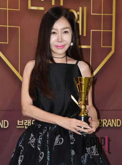 Park Jun-geum — Korean Wave Entertainment Awards Red Carpet