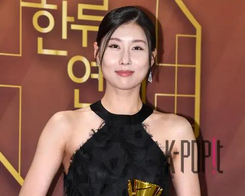 Cheon Mu Stefanie — Korean Wave Entertainment Awards Red Carpet