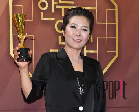 Hwang Seok-jung — Korean Wave Entertainment Awards Red Carpet