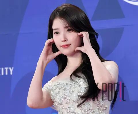 IU — Blue Dragon Series Awards Red Carpet