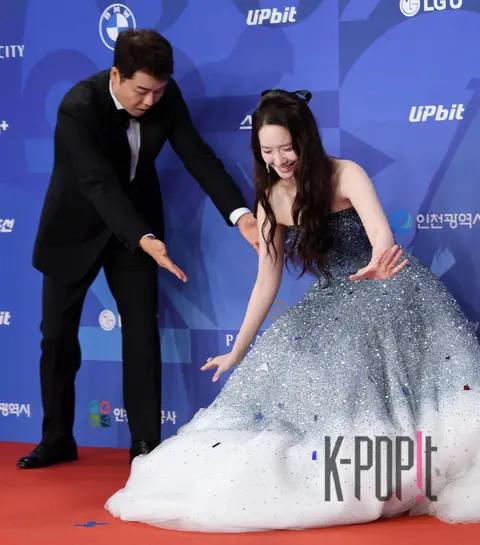 YoonA, Jeon Hyun-moo — Blue Dragon Series Awards Red Carpet