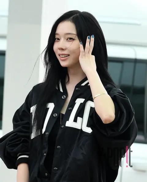 Winter (aespa) — Airport