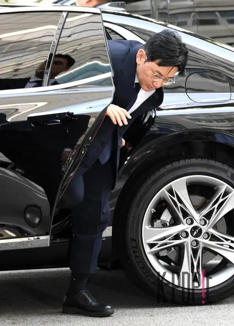 Bang Si-hyuk — Police Station Appearance