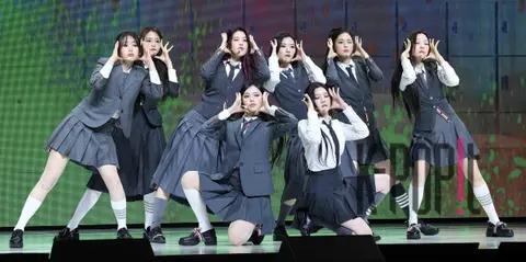 Hearts2Hearts — Showcase