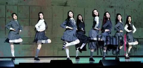 Hearts2Hearts — Showcase