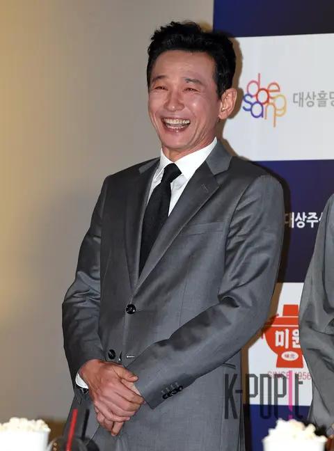 Hwang Jung-min — Blue Dragon Film Awards Handprinting