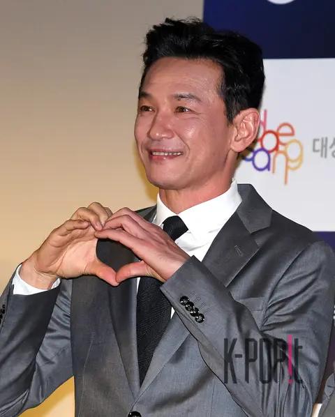 Hwang Jung-min — Blue Dragon Film Awards Handprinting