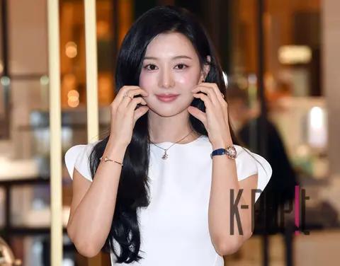 Kim Ji-won — Launch
