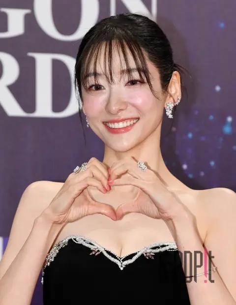 Park Ji-hyun — Blue Dragon Film Awards Red Carpet