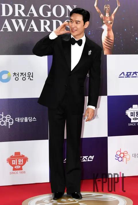 Lee Je-hoon — Blue Dragon Film Awards Red Carpet