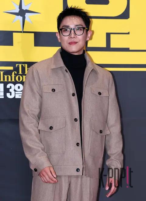 Lee Jun — Jungbo War VIP Premiere